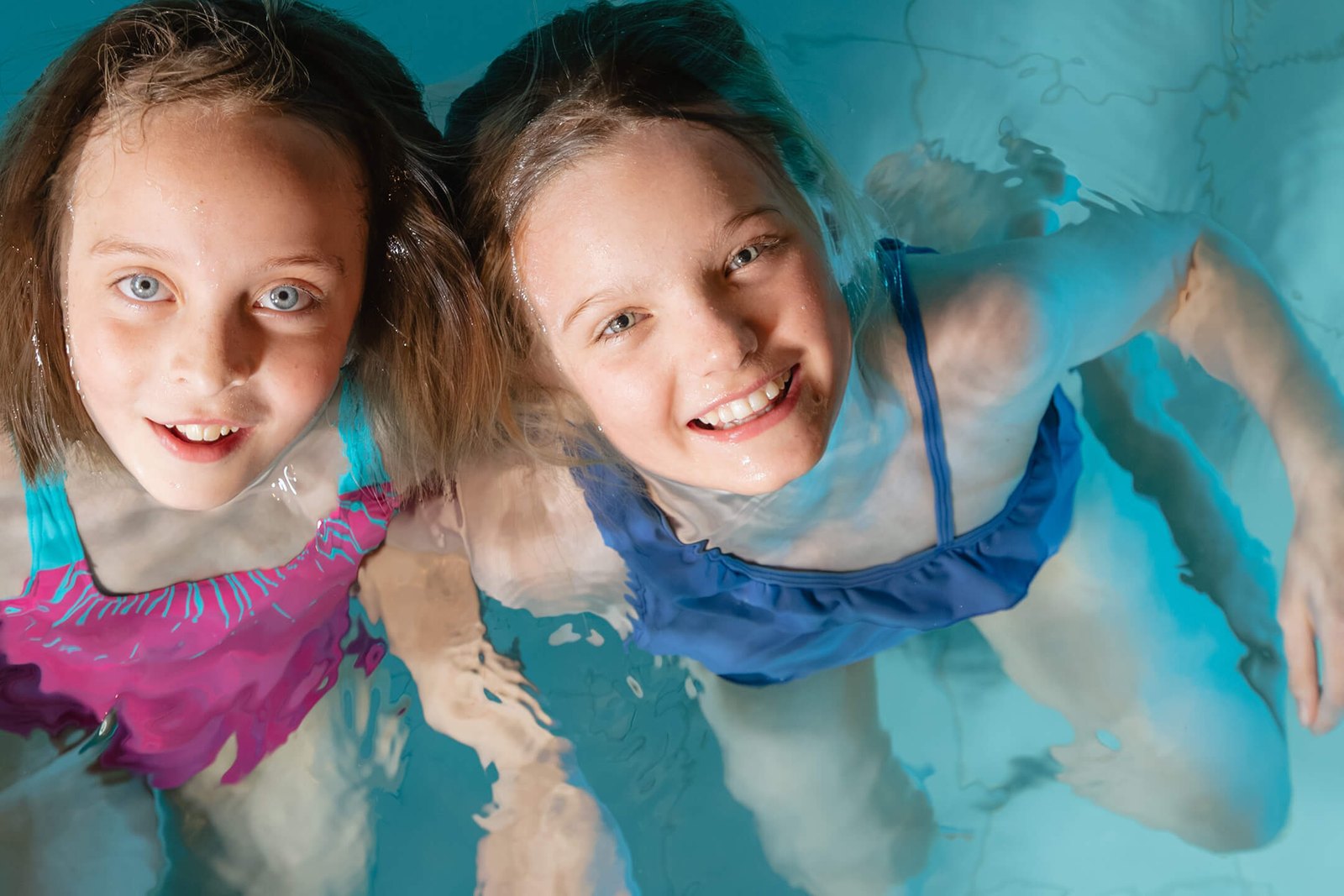 Zwei Kinder beim Poolspass im Hotel DIE POST