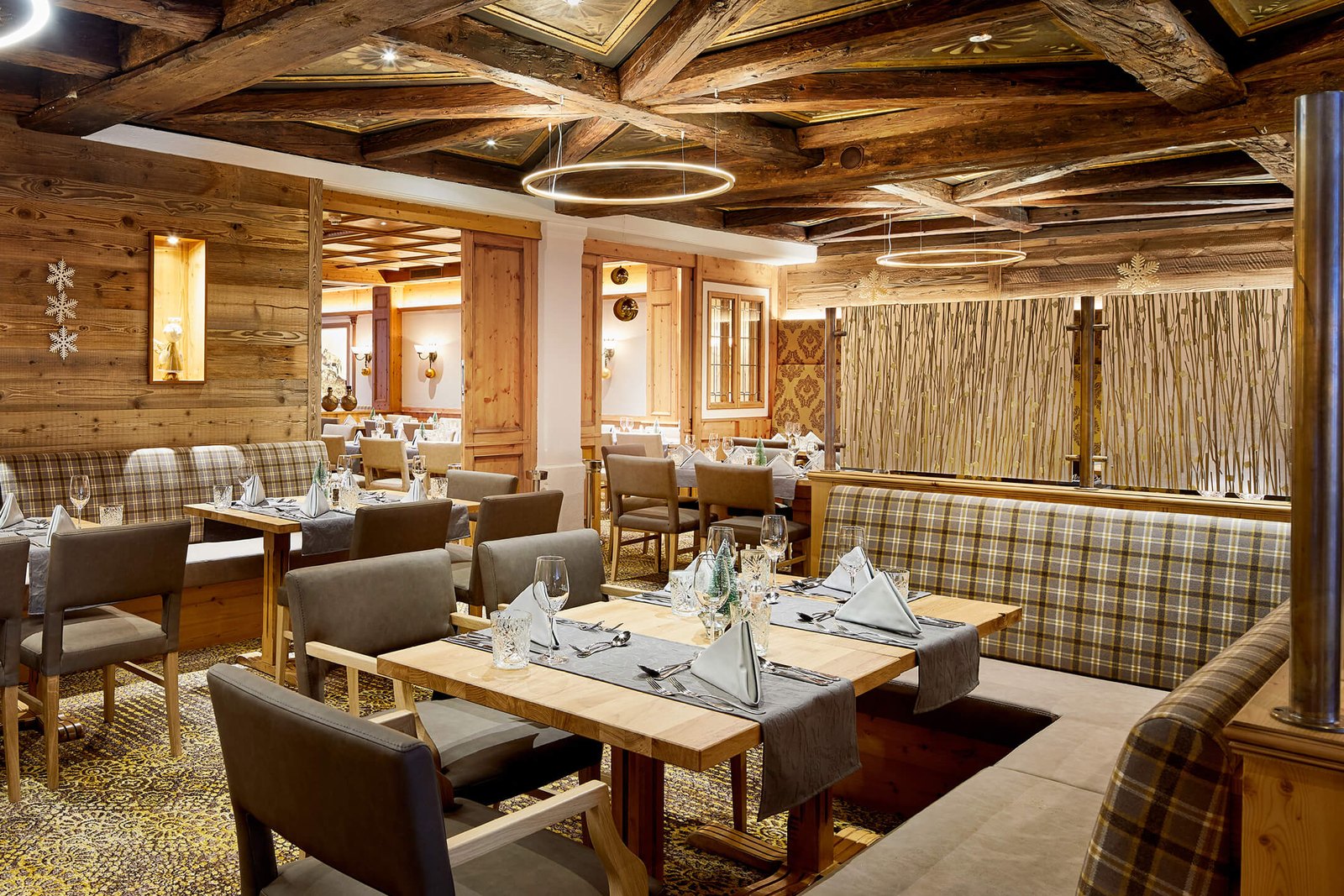 Restaurant im Hotel DIE POST mit festlich gedeckten Tischen