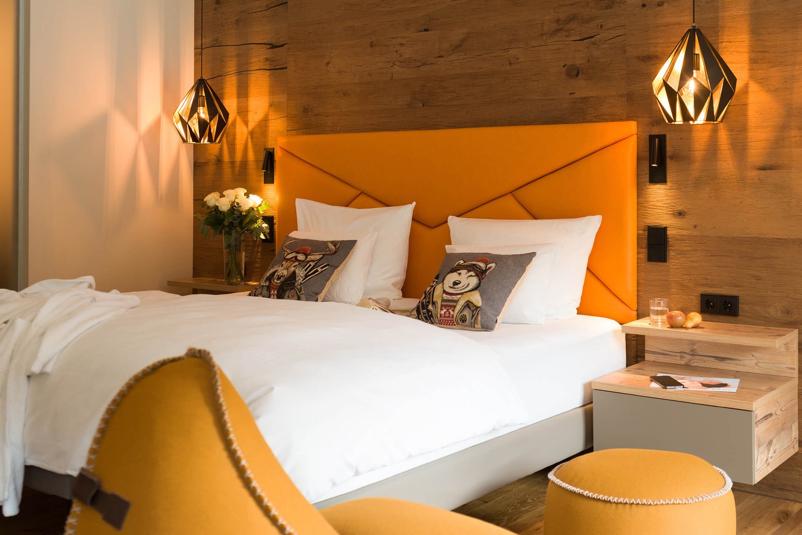 Doppelzimmer im Hotel DIE POST mit Doppelbett und alpinem Holzambiente