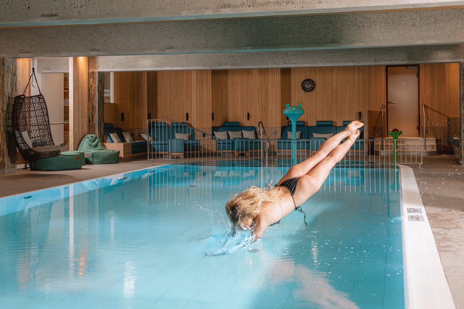 Kopfsprung in den Innenpool im Post SPA des Hotel DIE POST