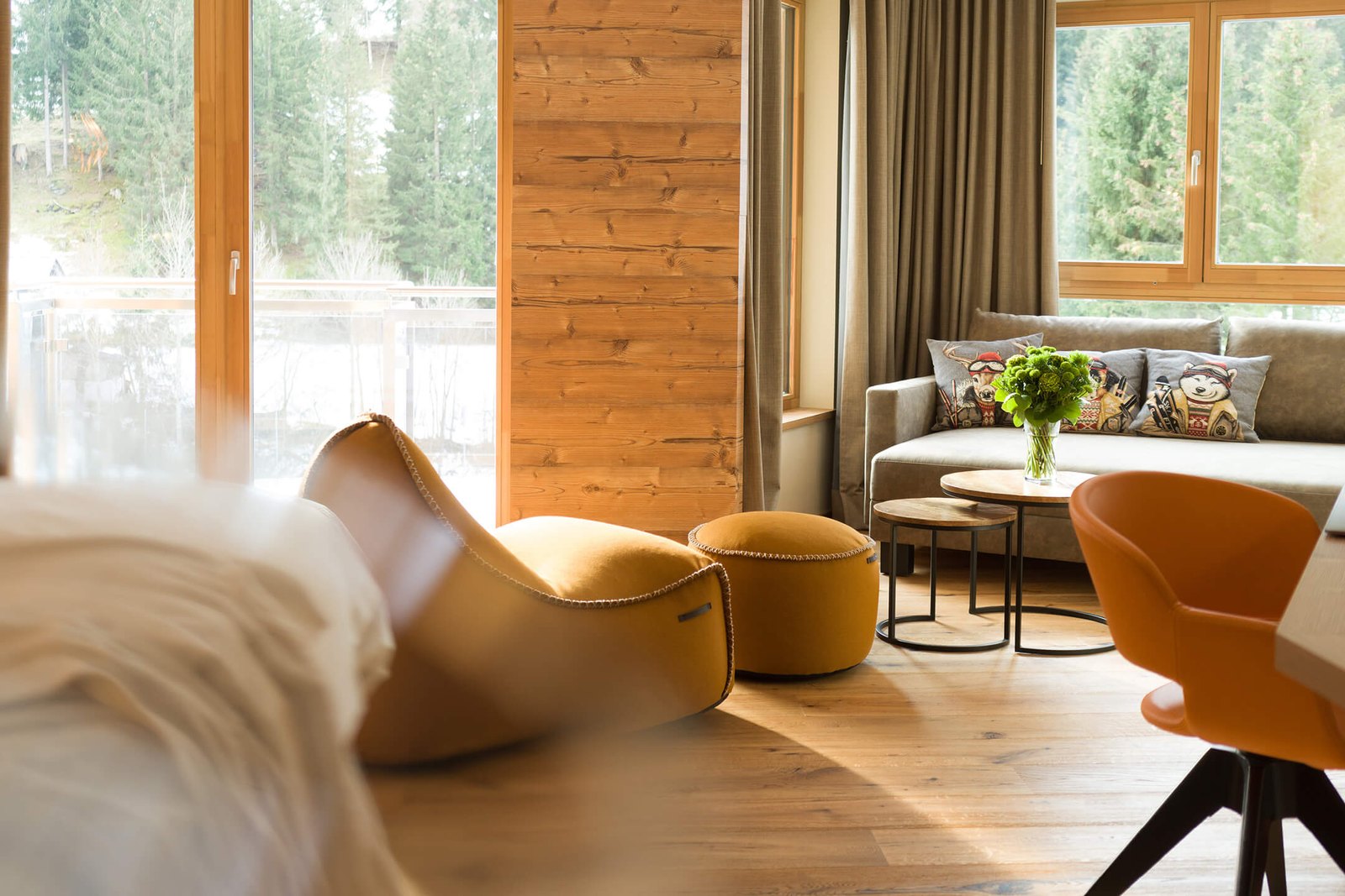 Suite im Hotel DIE POST mit Sitzecke und Blick in die Winterlandschaft