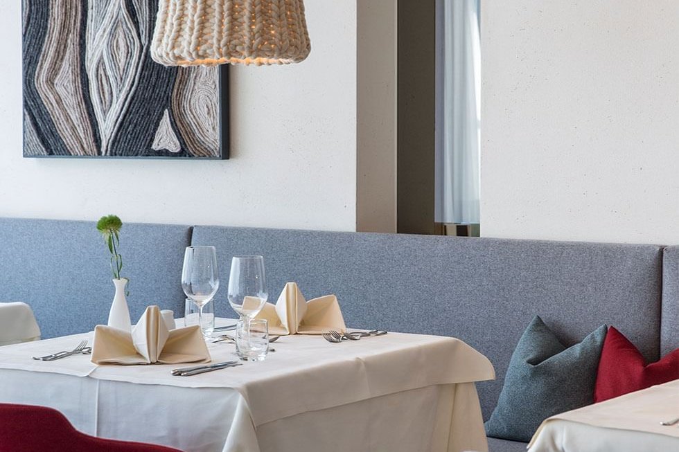Restaurant mit Tischdekoration, Falkensteiner Hotel Falkensteinerhof