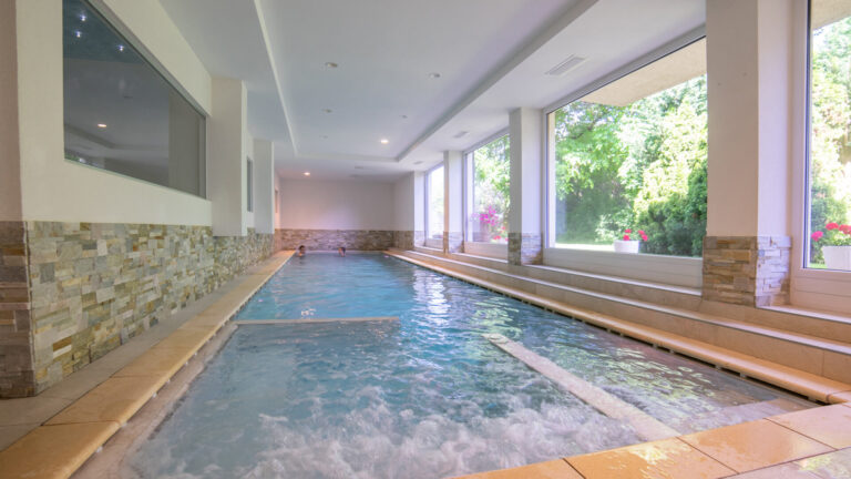 Hallenbad mit Gartenblick