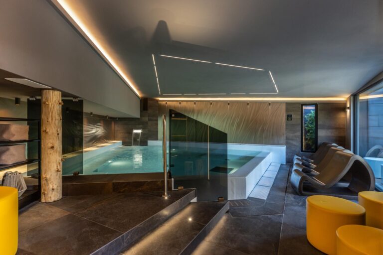 Innenpool im Wellnessbereich