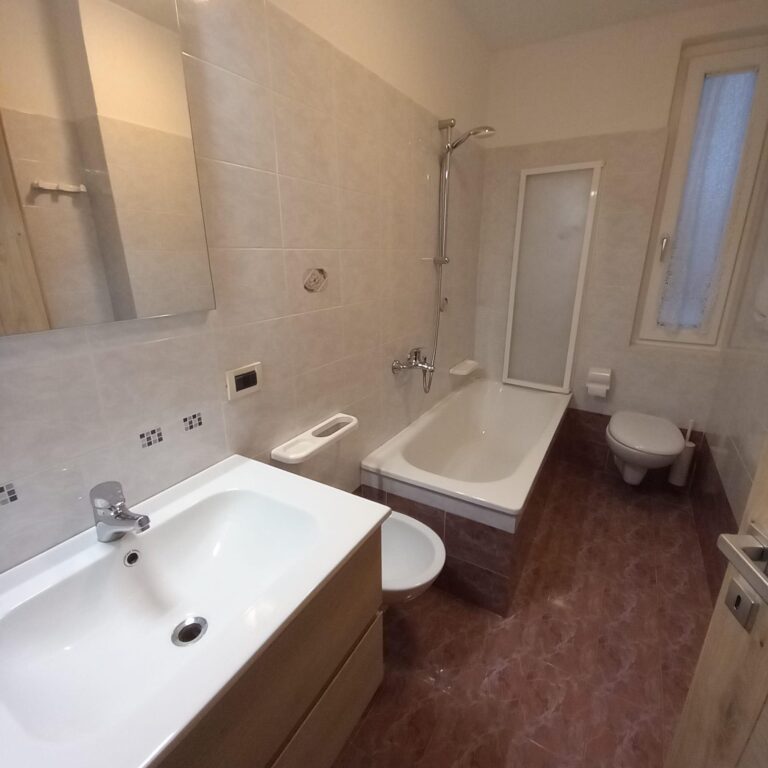 Badezimmer mit Badewanne