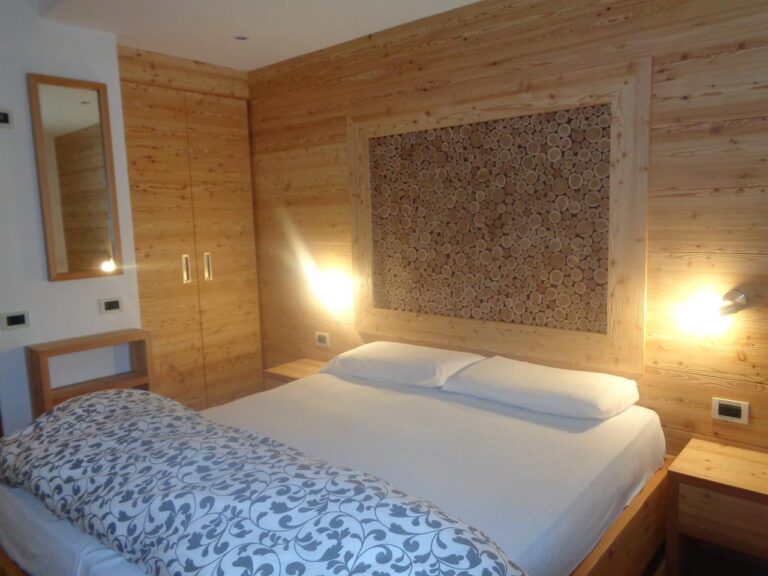 Schlafzimmer mit Doppelbett