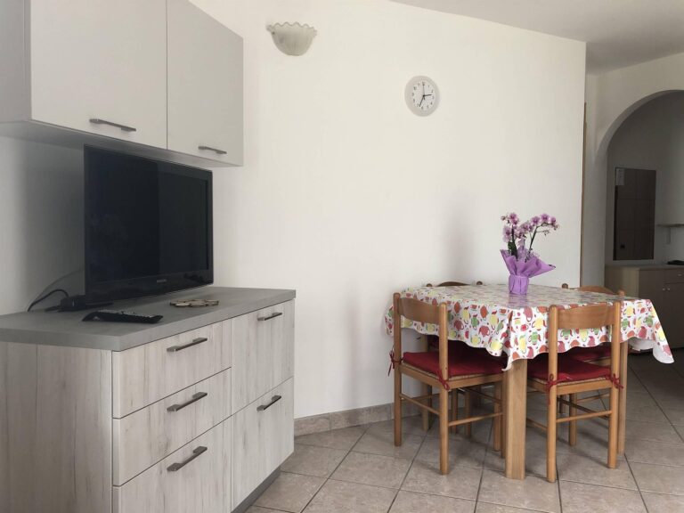 Esstisch mit Blumendekoration