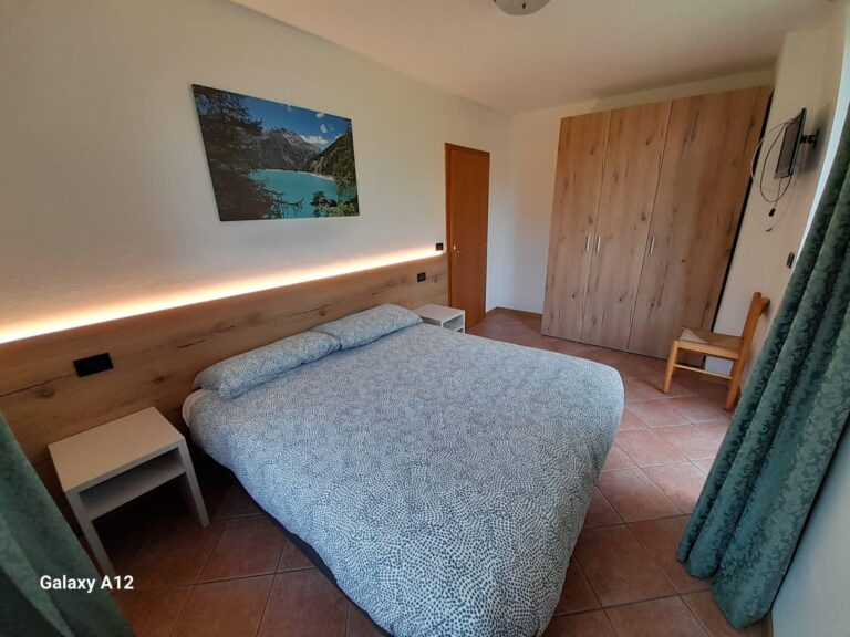 Schlafzimmer mit Doppelbett