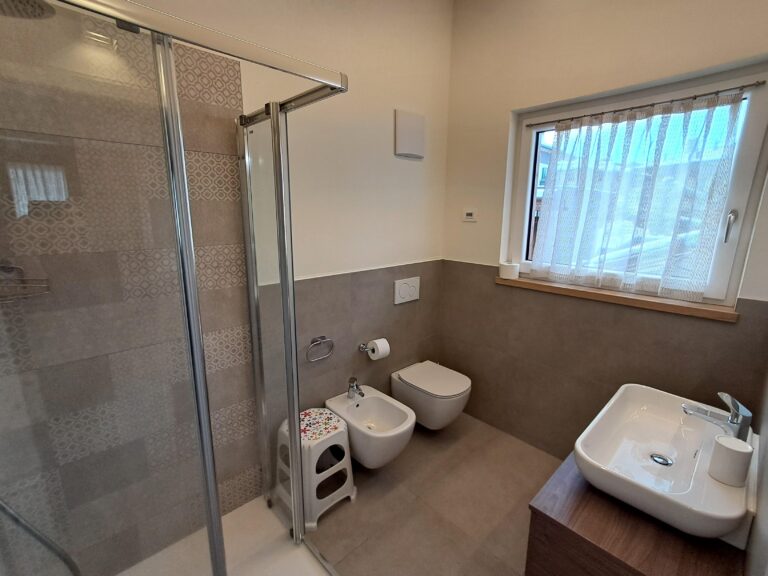 Badezimmer mit Dusche