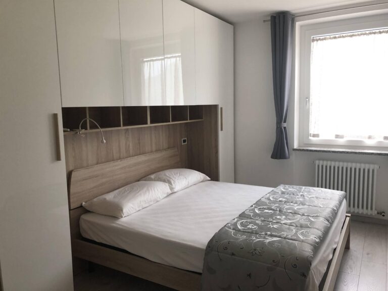 Schlafzimmer mit Doppelbett