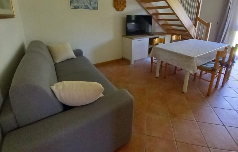 Wohnzimmer mit Treppe