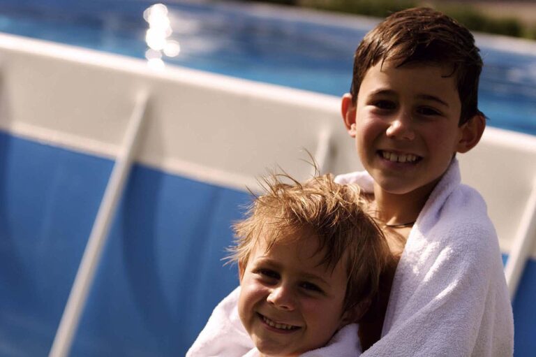 Geschwister beim Poolspaß