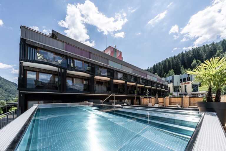 Außenansicht des Ravelli Sporting Family Hotel im Sommer