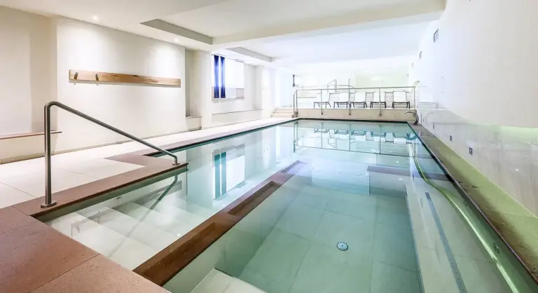 Innenpool des Hallenbads