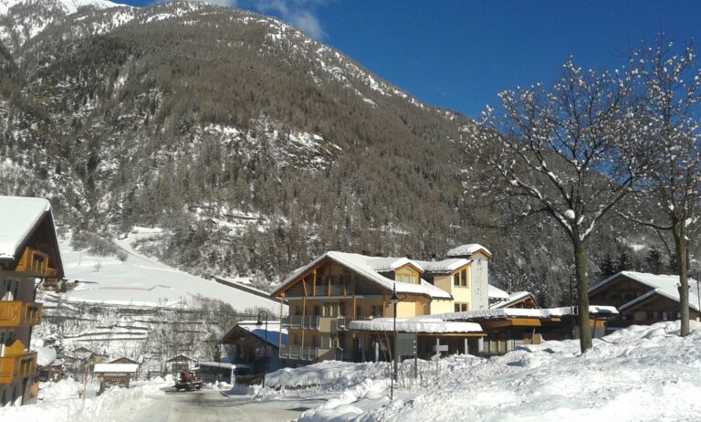 Außenansicht der Residence La Moretina im Winter