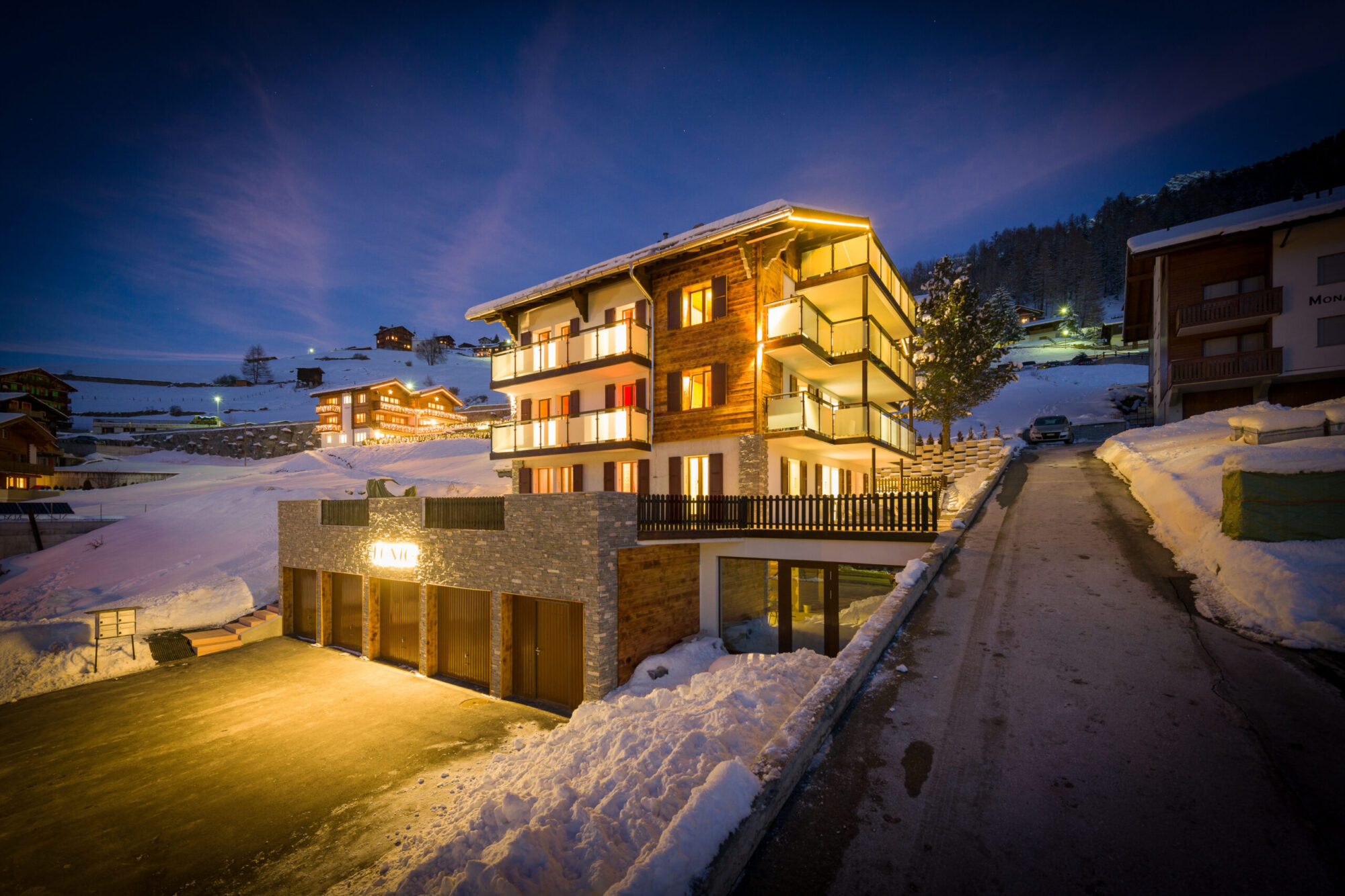 Haus Lunic in Grächen am Winterabend von außen