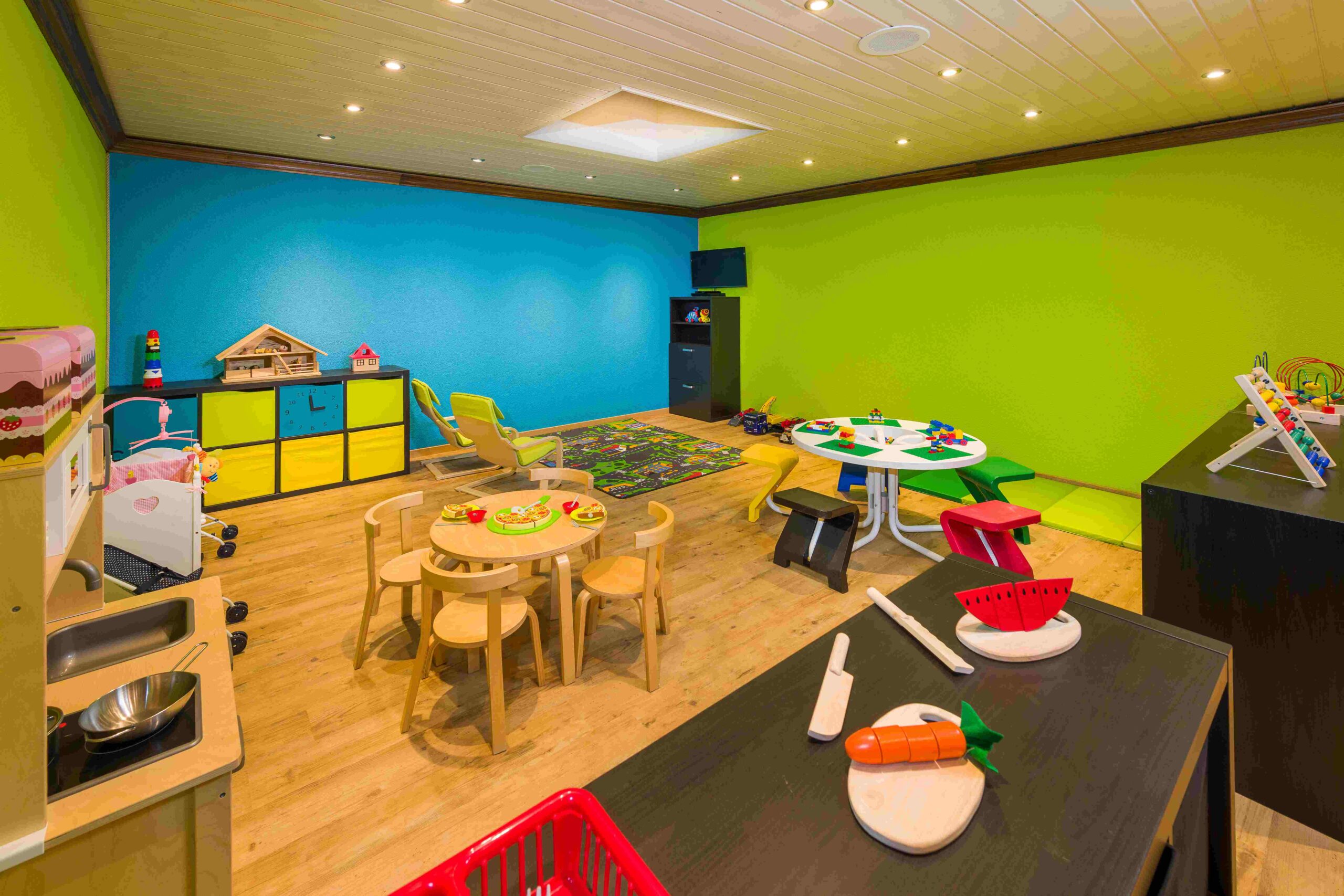 Kinder-Spielecke mit Legotisch und Spielküche