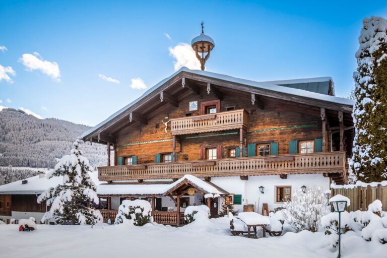 Millinghof in Leogang, Aussenansicht des Hofes im Winter