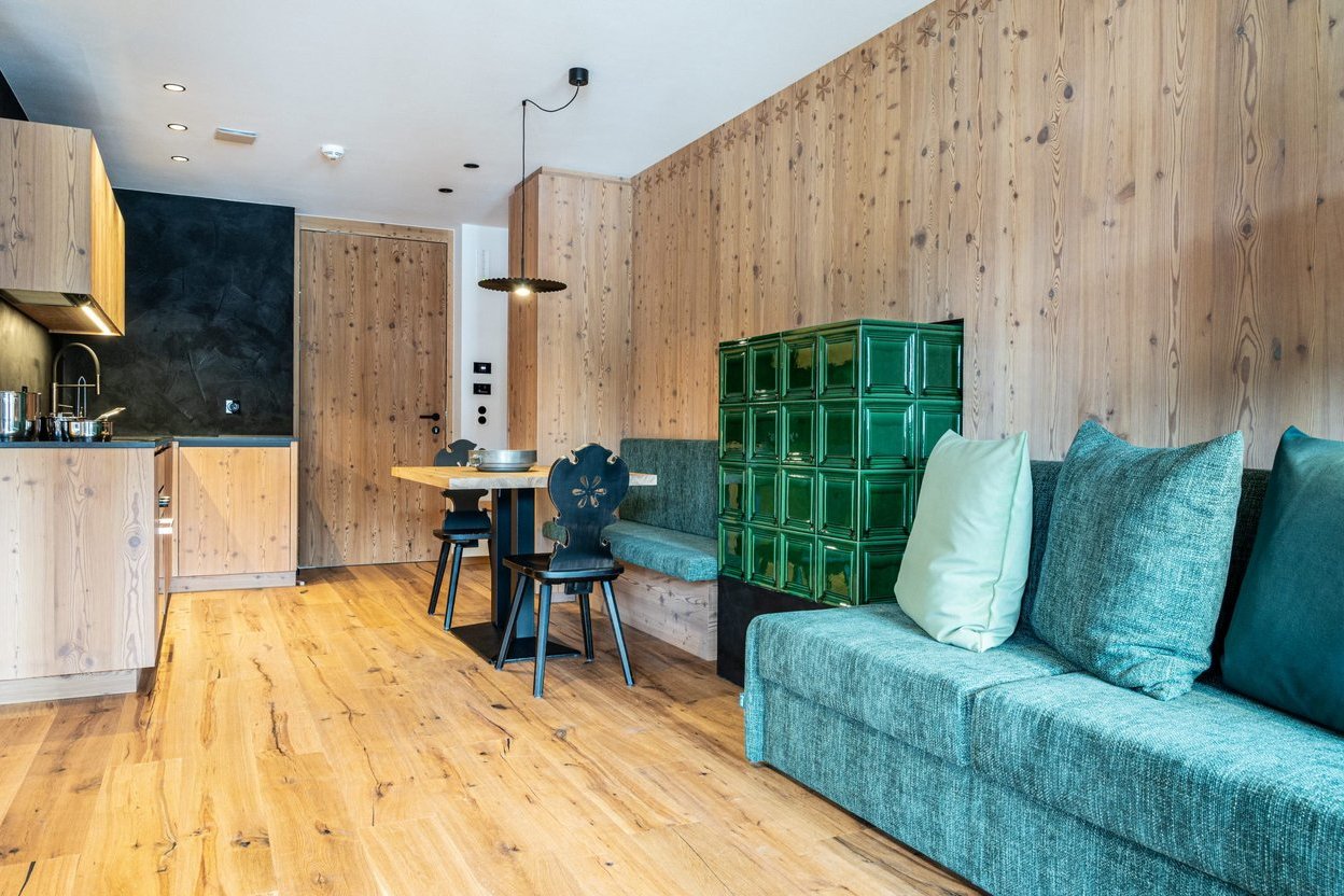 Wohnzimmer mit Kachelofen, Mountain Lodge Margit