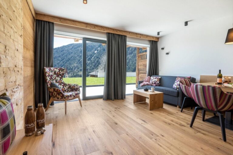 Wohnzimmer mit Bergblick, Mulin Appartements