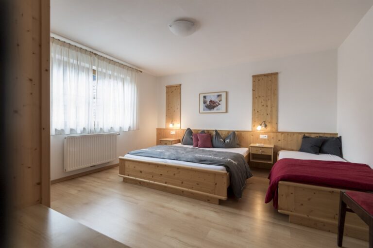 Schlafzimmer aus Zirbenholz, Obereggerhof