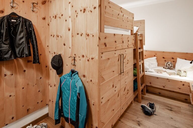 Kinderzimmer aus Zirbenholz, Panoramahotel Huberhof