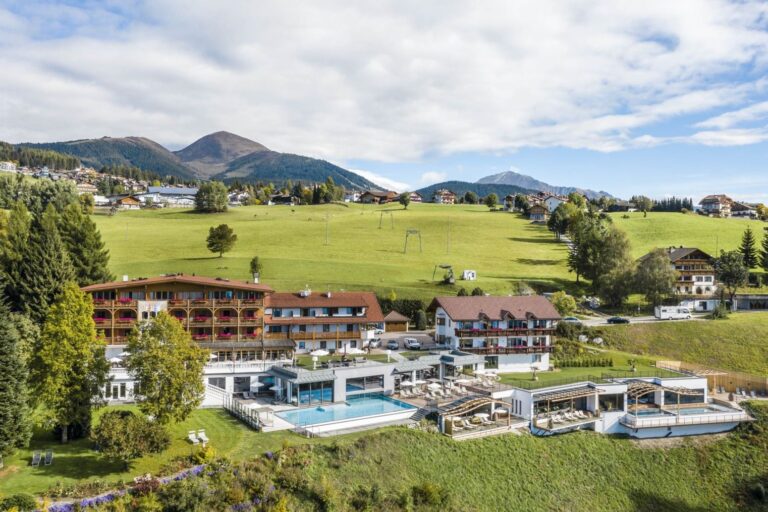Außenansicht im Sommer, Parkhotel Holzerhof