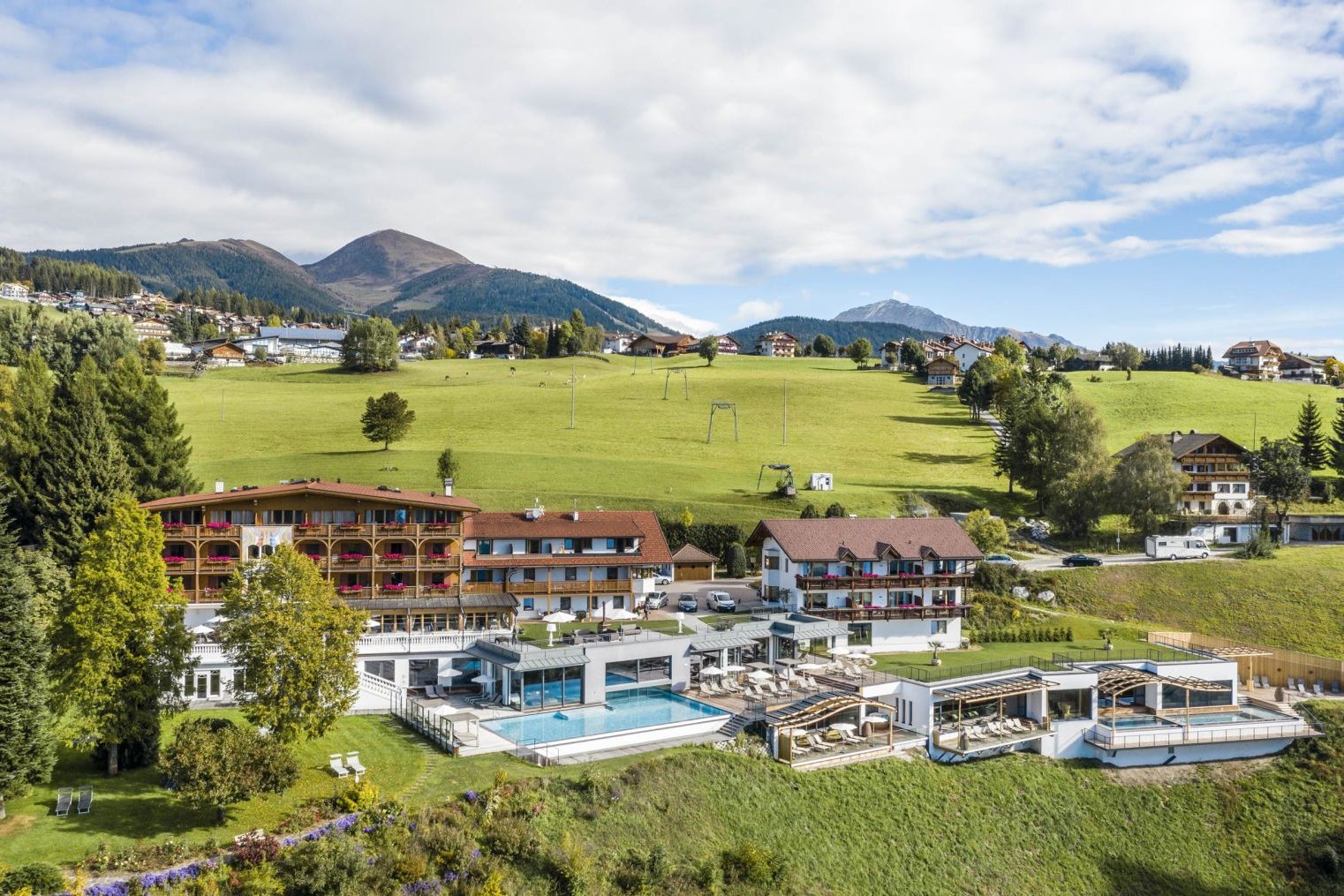 Außenansicht im Sommer, Parkhotel Holzerhof