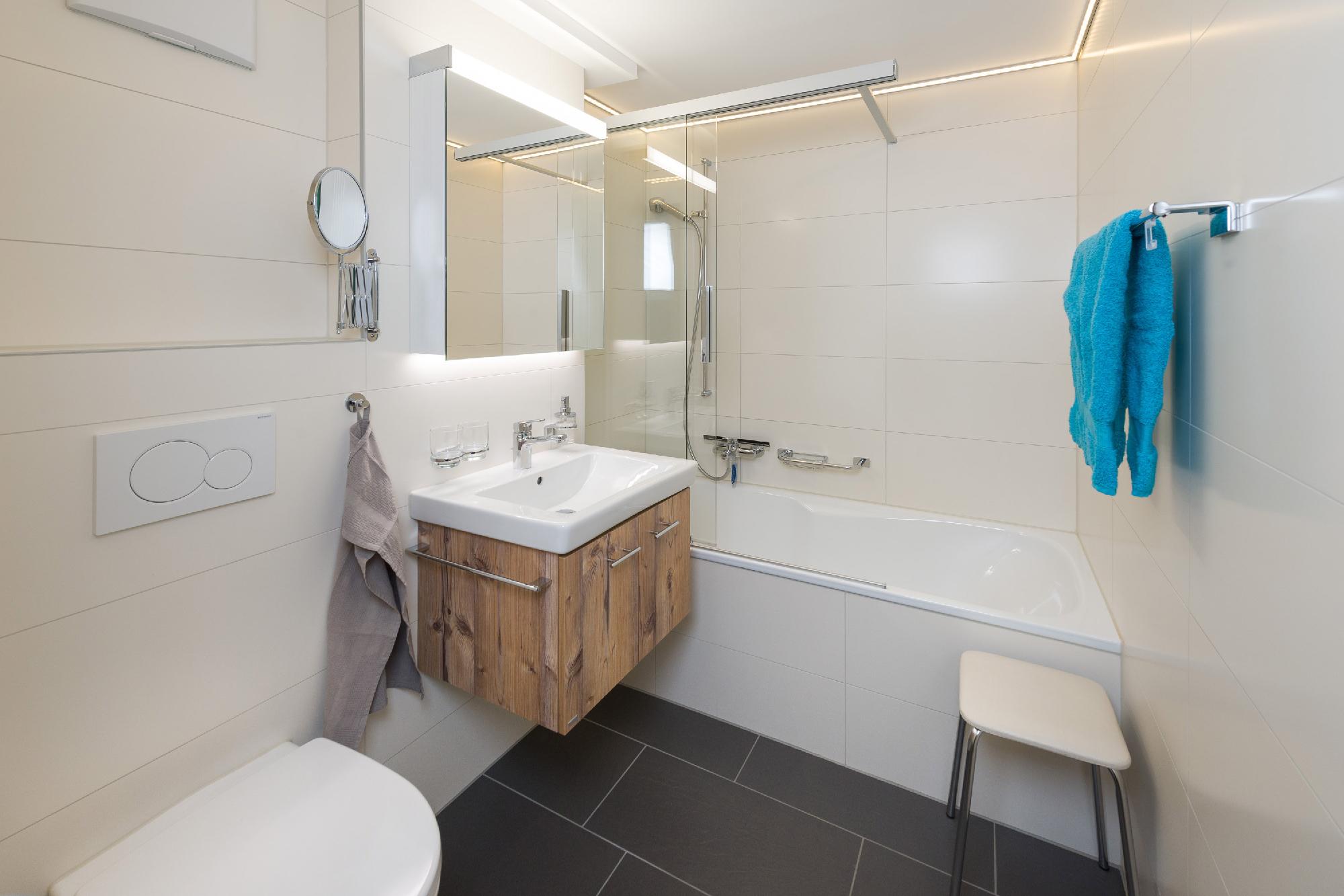 Badezimmer mit Badewanne in der Touring Galerie