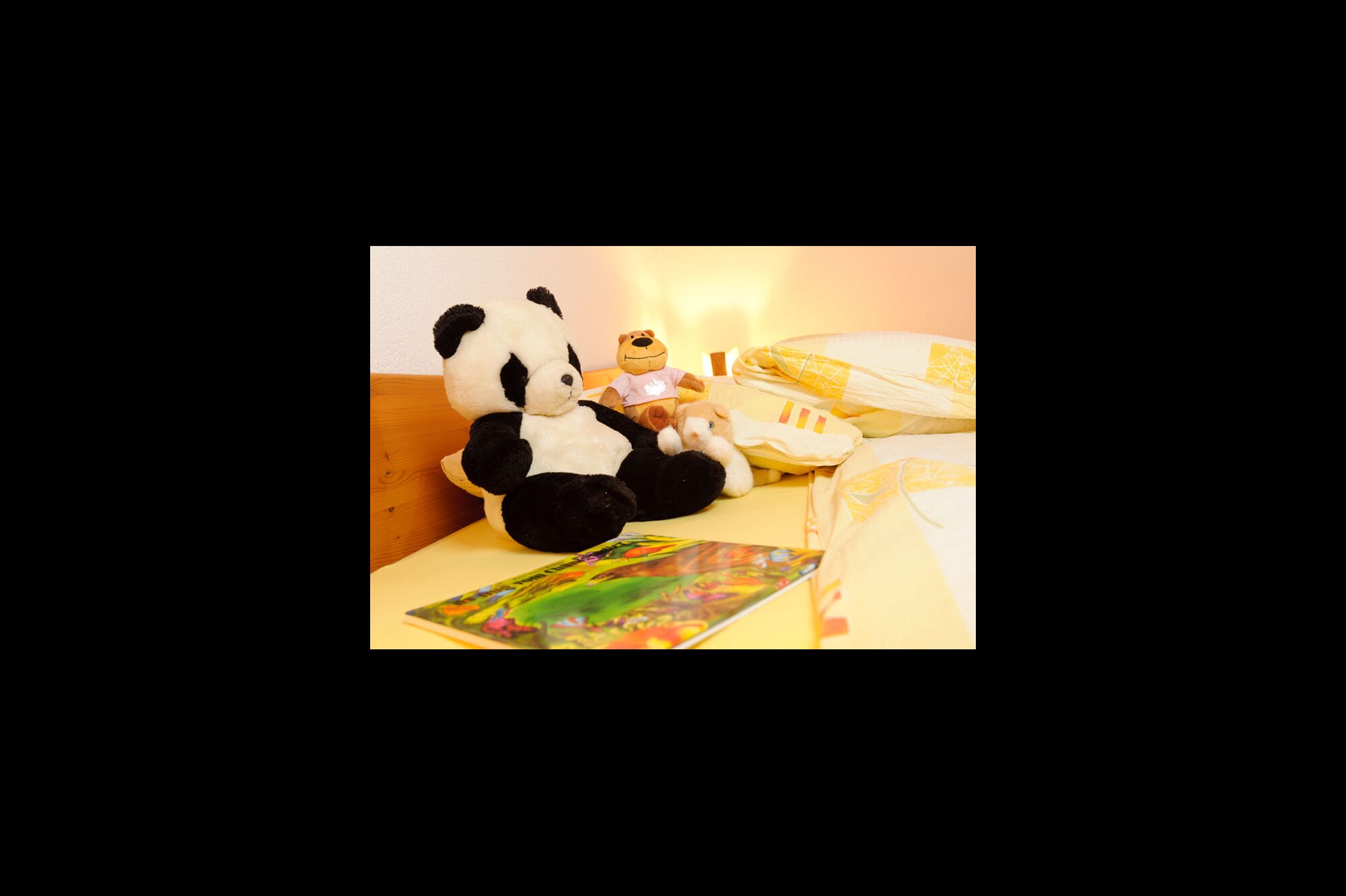 Kinderbereich mit Kuscheltier und Bilderbuch