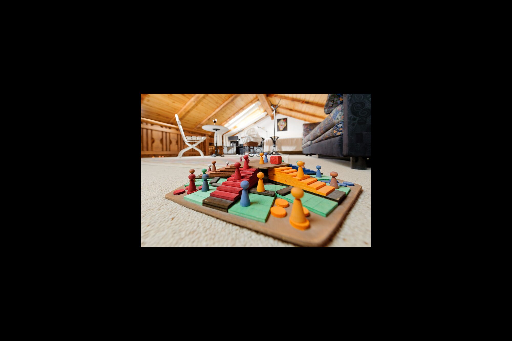 Kinderspiel auf dem Boden unter dem Dachgebälk