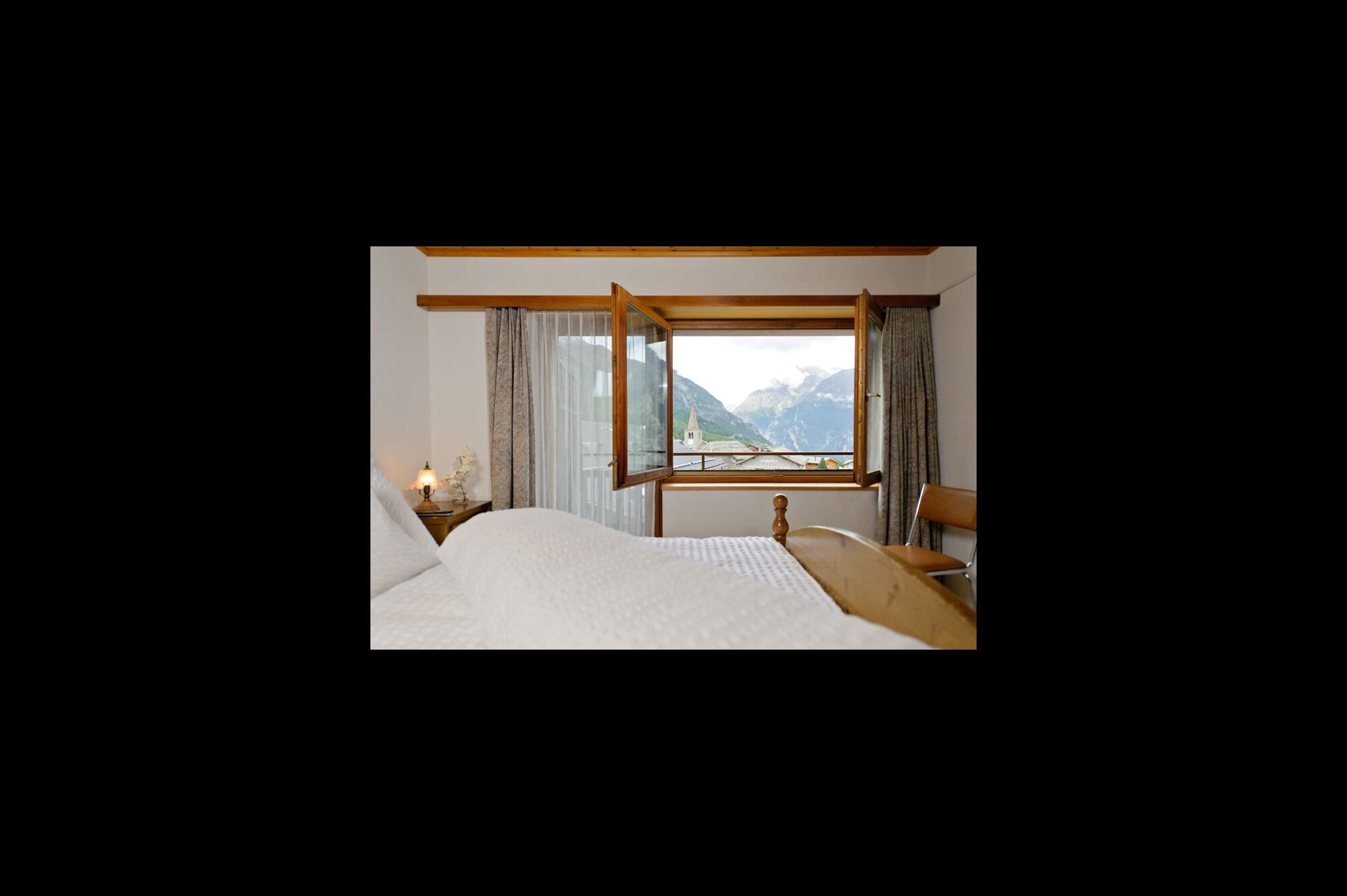 Schlafzimmer mit Blick auf die Berge