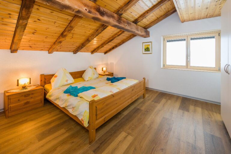 Schlafzimmer mit Doppelbett in der Touring Galerie