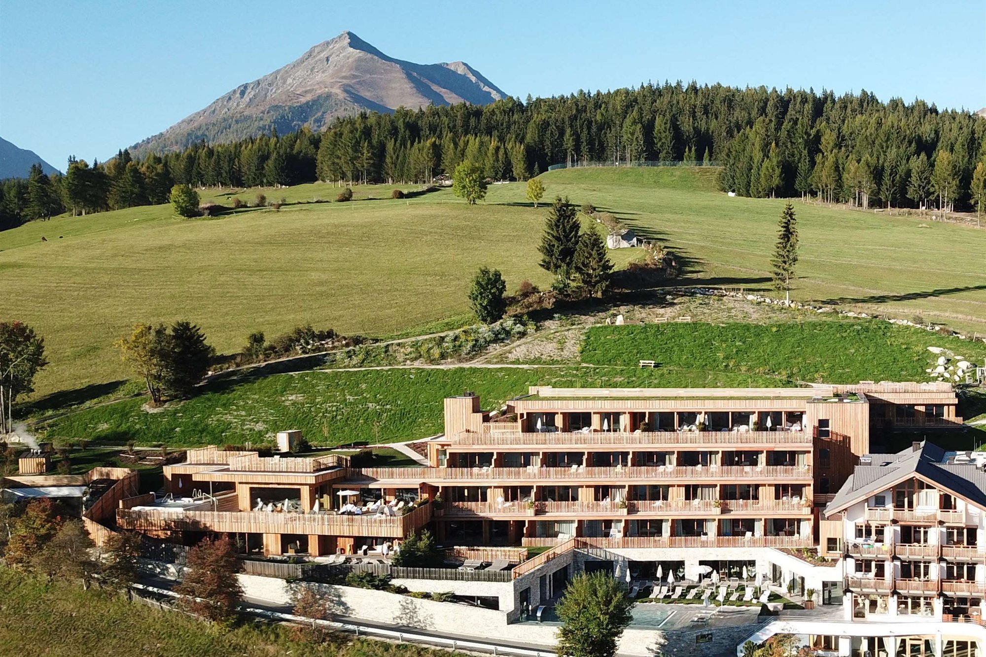 Außenansicht Luftaufnahme, Tratterhof Mountain Sky Hotel