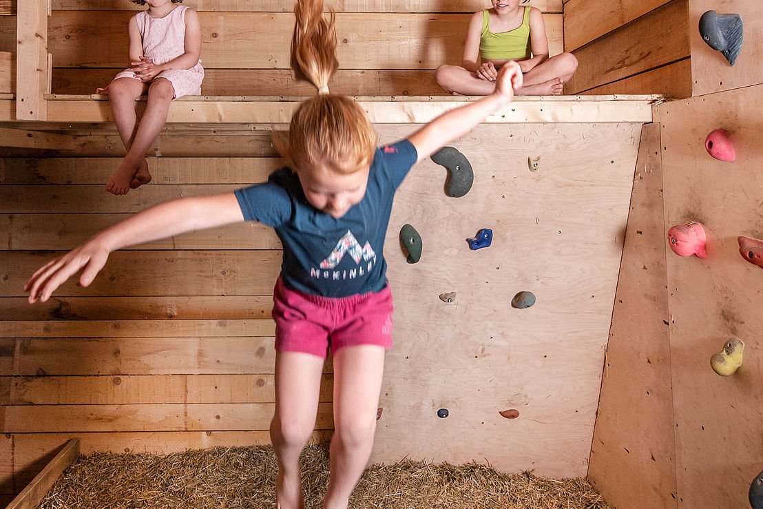 Spielscheune mit Kindern, Chalets Valsegg