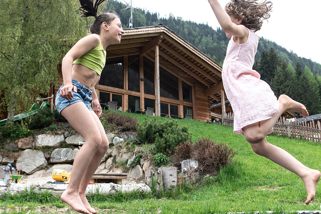 Trampolin im Garten, Chalets Valsegg